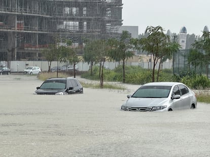 Vehículos bajo el agua debido a las lluvias en las calles de Dubái, este martes.