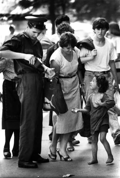Un militar da una limosna a un niño mendigo en Belgrado.