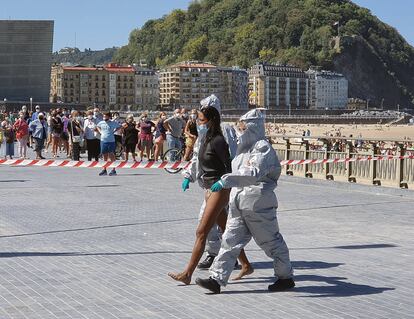 Detención de una mujer con covid por no respetar el aislamiento domiciliario en San Sebastián, en una imagen de archivo.