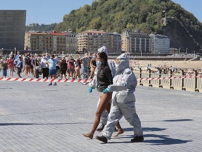 Una mujer que había dado positivo en covid-19 y debía estar aislada en su domicilio ha sido detenida este lunes en San Sebastián.