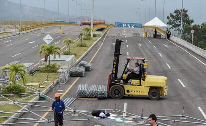 Trabalhadores montam o palco do show Venezuela Aid Concert.