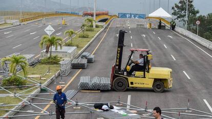 Trabalhadores montam o palco do show Venezuela Aid Concert.