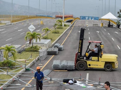 Trabalhadores montam o palco do show Venezuela Aid Concert.