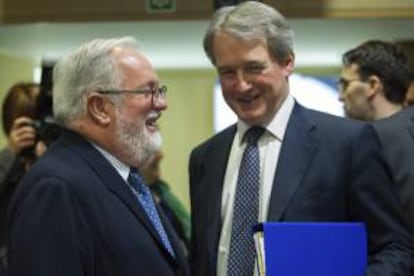 El ministro español de Agricultura, Alimentación y Medio Ambiente, Miguel Arias Cañete (izq), conversa con el ministro británico de Medio Ambiente, Owen Paterson, hoy antes del inicio de la reunión de los ministros de Agricultura de la Unión Europea (UE), en Bruselas (Bélgica).