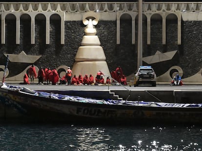 Migrantes llegados en cayuco al puerto de La Restinga, en la isla canaria de El Hierro, esta semana.