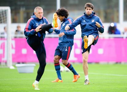 Bastian Schweinsteiger (L-R), Dante, Javier Martinez durante el entrenamiento. 