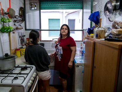 Carola Riera y su hija de 10 años, este viernes en su casa, en Valencia.