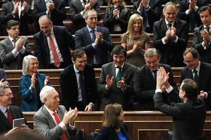 Mariano Rajoy, presidente del Gobierno, recibe el aplauso de su bancada en la segunda jornada el debate del estado de la nación de 2013. 