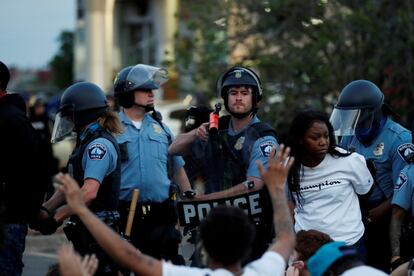 Un grupo de manifestantes son detenidos durante una protesta en Minneapolis. Miles de personas cortaron la autopista interestatal 35.