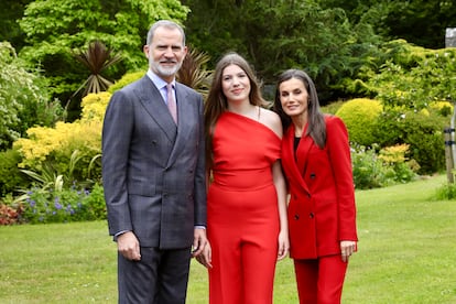 Los Reyes Felipe VI y Letizia posan junto a la infanta Sofía antes de su graduación.