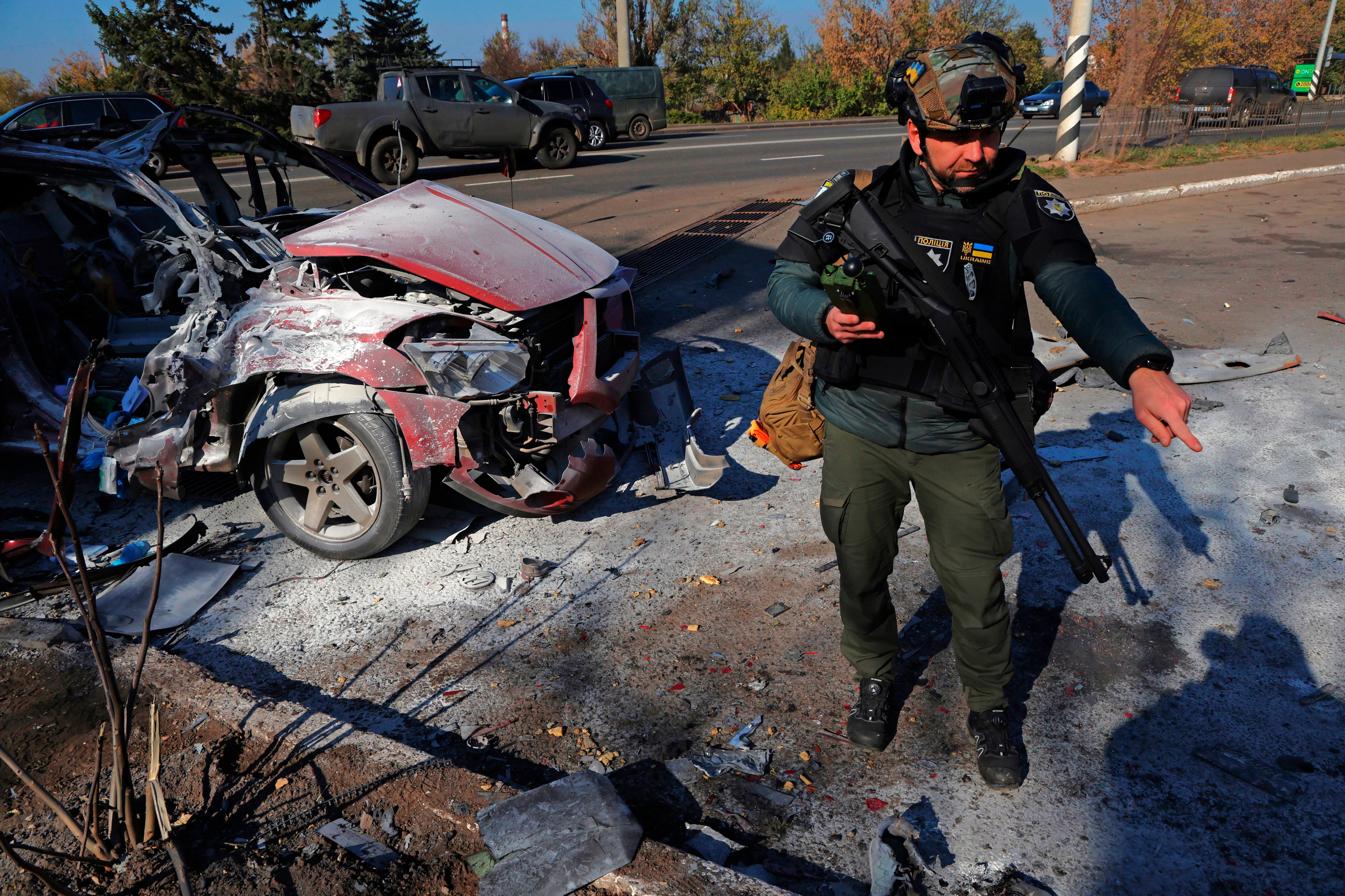 Vehículo donde fueron asesinados dos periodistas ucranios el pasado octubre en Kramatorsk (este de Ucrania) por el impacto de un dron ruso.
