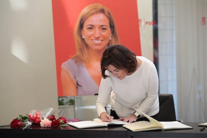 Soraya Sáenz de Santamaría firma en el libro de condolencias de Carme Chacón.