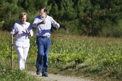 La canciller alemana, Angela Merkel y el presidente del Gobierno, Mariano Rajoy, en el tramo del Camino de Santiago que recorrieron juntos en su visita a Santiago de Compostela con motivo de la reunión de trabajo hispano-alemana, antes de la cumbre europea del 30 de agosto.