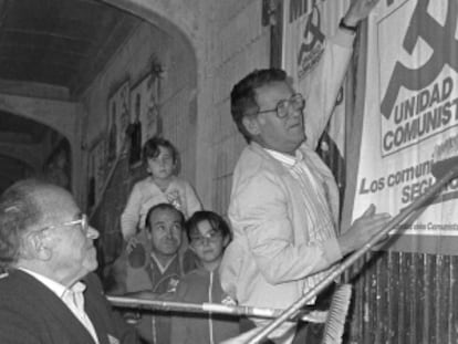 Carrillo y Julián Ariza en 1986 haciendo propaganda.