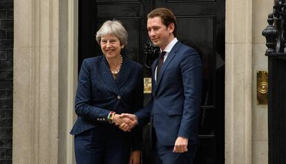 La premier Theresa May con el canciller austríaco Sebastian Kurz
