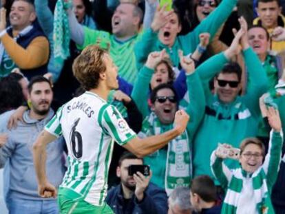 El Betis, pese a su maratón copero, se engancha a la batuta del cántabro y derrota a los de Simeone, que no aprovechan el empate del Barça en un discreto estreno de Morata