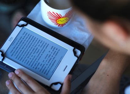 Una joven en plena lectura de un libro digital durante el pasado confinamiento.