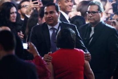 Blanca Hernández (de rojo) interrumpe el discurso de Obama.