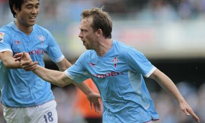 Kron celebra su gol con Park.