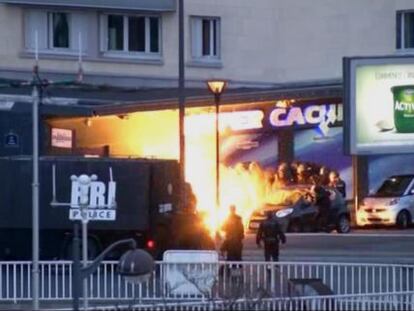 Moment de l&#039;assalt policial al supermercat jueu. 