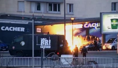 Moment de l'assalt policial al supermercat jueu.