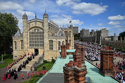 Miembros de la Orden de la Jarretera llegan a la londinense capilla de San Jorge para asistir a la ceremonia privada que ha tenido lugar en el Salón del Trono del Castillo de Windsor.