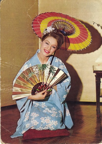 Marisol, con kimono azul cuando intentó explotar el mercado oriental.