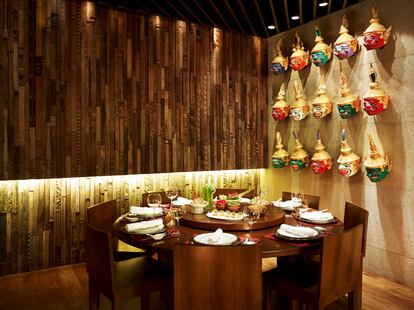Mesa del Thai Pavilion, restaurante tailandés en Bombay.