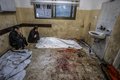 Dos mujeres velan un cadver en el hopital Al-Awda en la ciudad de Gaza, este lunes.