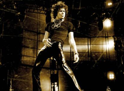 El cantante de "Héroes del Silencio", Enrique Bunbury, en una imagen del libro Tesoro, que recoge la Gira del Milenio del grupo.