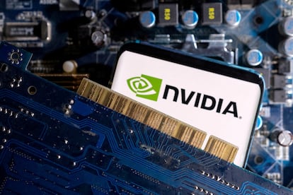 Un teléfono móvil con el logotipo de Nvidia, sobre la placa madre de un ordenador.