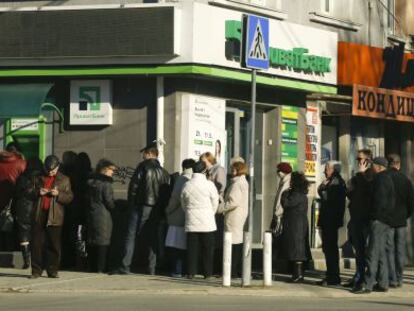 Personas guardan turno para retirar dinero de un banco en Simfer&oacute;pol.