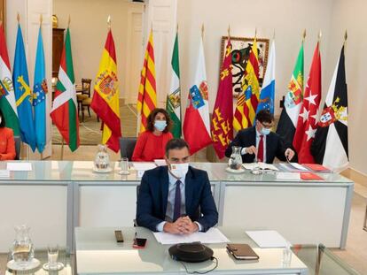 El presidente de Gobierno, Pedro Sánchez, preside en Moncloa la conferencia de presidentes autonómicos, con la ministra de Hacienda, María Jesús Montero, sentada detrás, y la ministra de Política Territorial, Carolina Darias, y el ministro de Sanidad, Salvador Illa, a los lados.