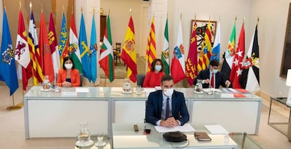 El presidente de Gobierno, Pedro Sánchez, preside en Moncloa la conferencia de presidentes autonómicos, con la ministra de Hacienda, María Jesús Montero, sentada detrás, y la ministra de Política Territorial, Carolina Darias, y el ministro de Sanidad, Salvador Illa, a los lados.