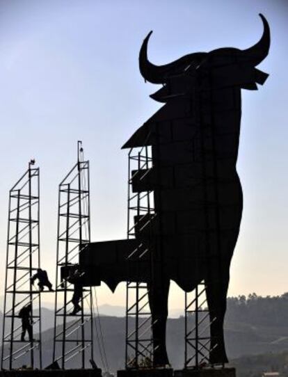 Operarios trabajan en el montaje de un icónico toro de Osborne.