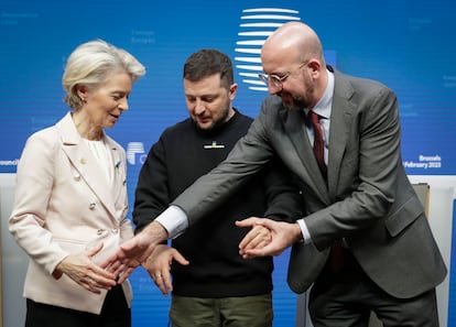 La presidenta de la Comisión Europea, Ursula von der Leyen, el presidente de Ucrania, Volodímir Zelenski, y el presidente del Consejo Europeo, Charles Michel
