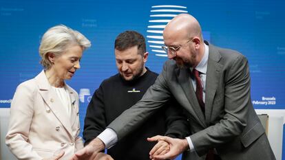 La presidenta de la Comisión Europea, Ursula von der Leyen, el presidente de Ucrania, Volodímir Zelenski, y el presidente del Consejo Europeo, Charles Michel, en Bruselas, en febrero del año pasado.