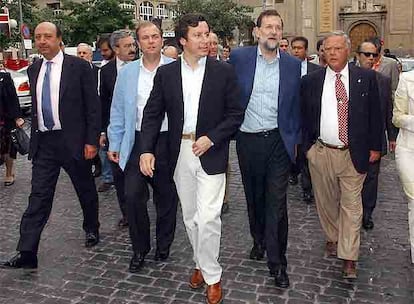 Mariano Rajoy, con Carlos Floriano (centro) y  Miguel Celdrán (primero por la derecha), ayer en Badajoz.