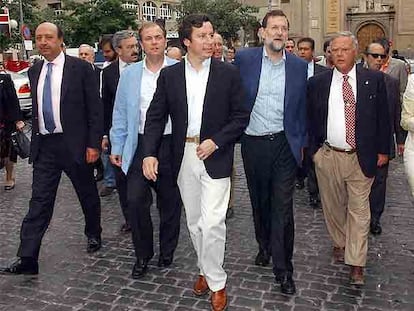 Mariano Rajoy, con Carlos Floriano (centro) y  Miguel Celdrán (primero por la derecha), ayer en Badajoz.