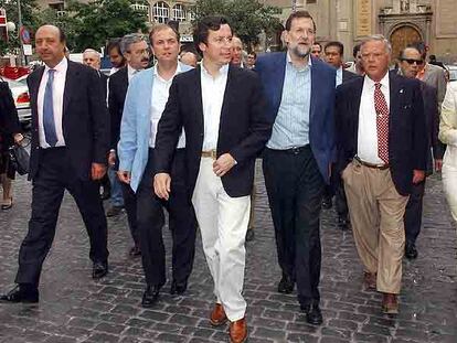 Mariano Rajoy, con Carlos Floriano (centro) y Miguel Celdrán (primero por la derecha), ayer en Badajoz.