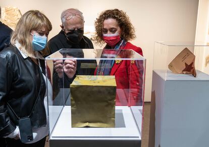 Visita de la consejera de cultura catalana, Natàlia Garriga, a la exposición celebrada en Blanquerna, con motivo de Arco 2022, 'Panta Rei. Todo fluye', un diálogo entre Antoni Llena (en el centro) y Lucia C. Pinto.