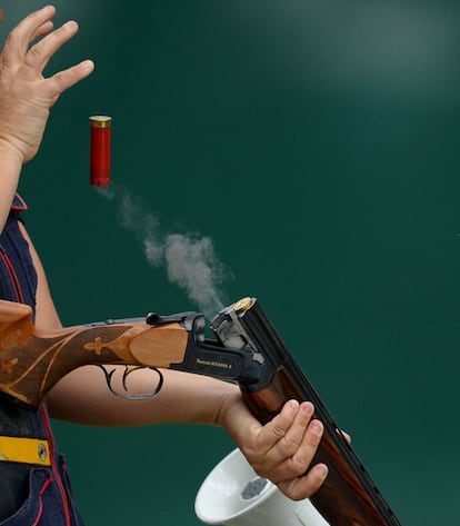 Kimberly Rhode de Estados Unidos cambia un cartucho de su rifle en la competición de tiro olímpico.