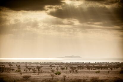 Vista del lago Turkana y la isla, desde la misión de Nariokótome.