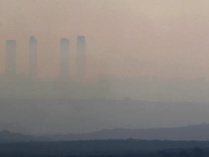 Panorámica de Madrid el 10 de febrero, con la 'boina' de contaminación.