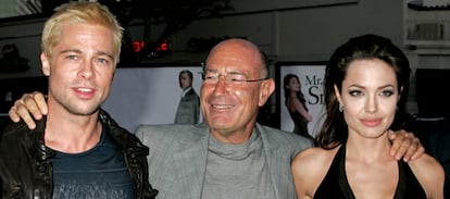 Brad Pitt y Angelina Jolie posan con Arnon Milchan, productor de <i>Señor y Señora Smith</i>, en la presentación de la película en 2005