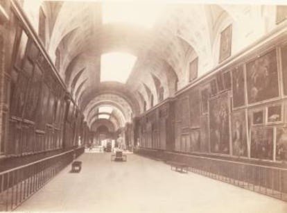 Vista de la galería principal del museo, hacia 1872, por Juan Laurent y Minier.