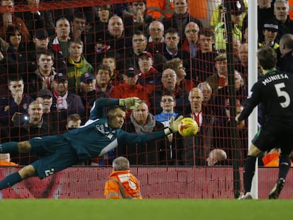 Mignolet faz defesa que valeu vaga na final.