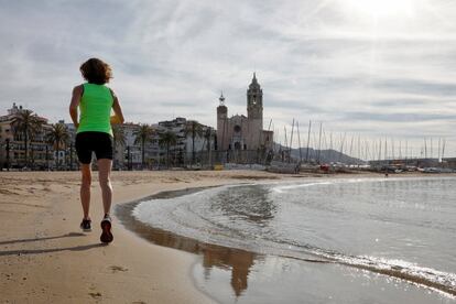 El ayuntamiento de la localidad catalana de Sitges reabrió este lunes sus playas, en las que está permitido pasear y hacer deporte. Eso sí, siempre y cuando se guarde la preceptiva distancia de seguridad de dos metros.