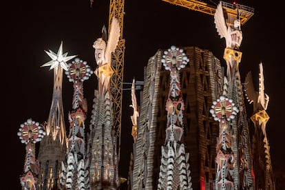 La Sagrada Familia ilumina las cuatro torres de los Evangelistas. REUTERS