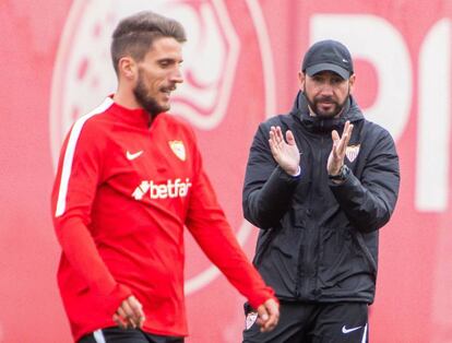 Machín aplaude a Carriço en el entrenamiento del Sevilla.